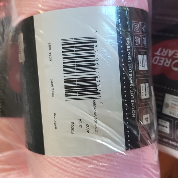 Red Heart Super Saver baby pink yarn - Picture 4 of 4